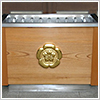 近所の神社で賽銭箱ごと盗まれてしまいました。宮司さんと相談を重ね製作した、当社オリジナルの賽銭箱です。